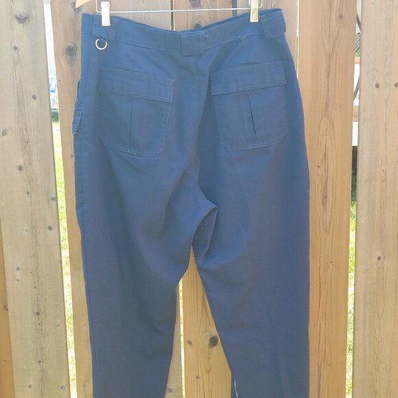 Tilley Endurables Navy Cargo Pants with Built In Key Ring 36" - Picture 3 of 7